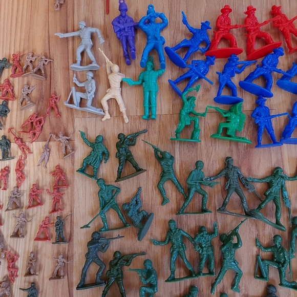 Vintage Lot Plastic Military Figures Native Americans Cowboys Play Mat Cake Top - Picture 6 of 13